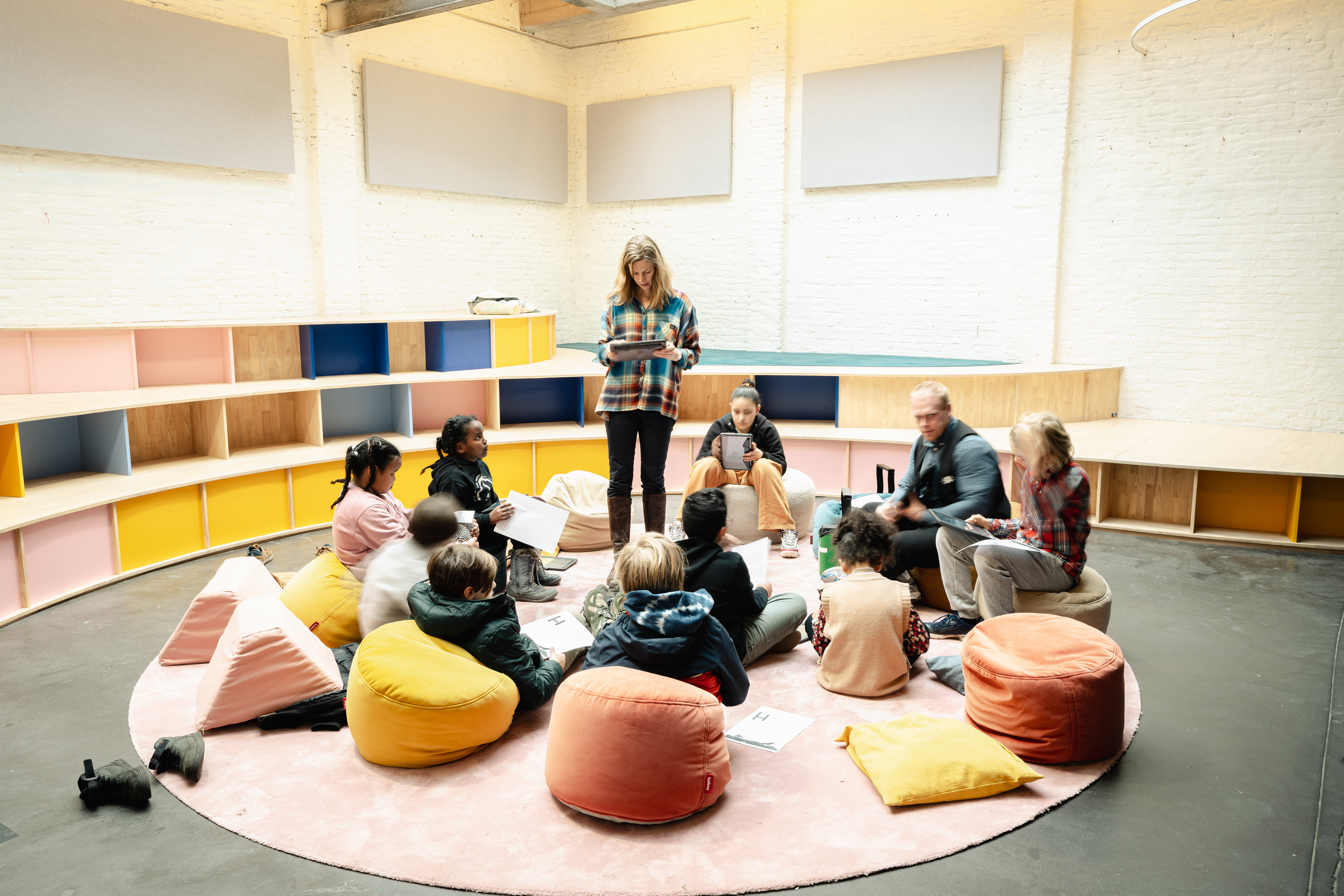 Een voorleesuurtje in de bib.