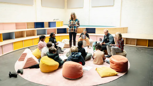 Een voorleesuurtje in de bib.