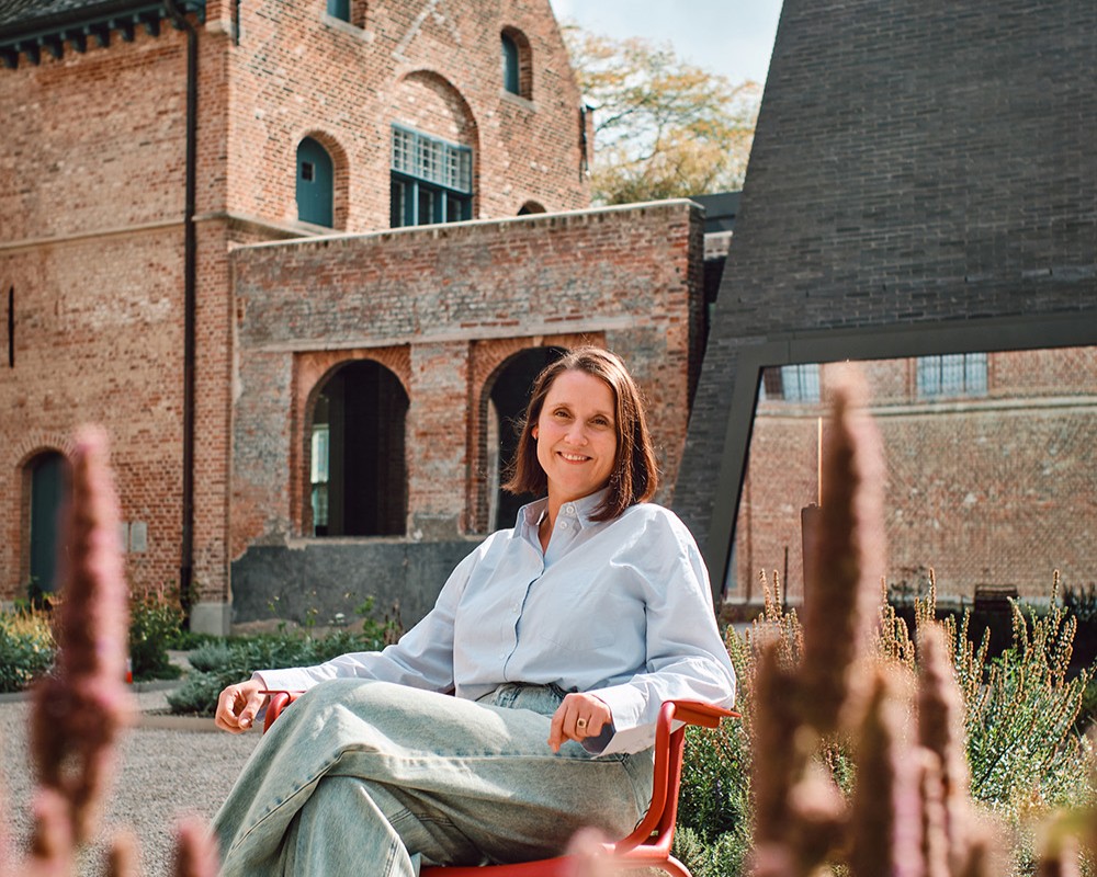 Annelies Vanwalleghem in de tuin van Abby