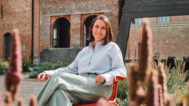 Annelies Vanwalleghem in de tuin van Abby