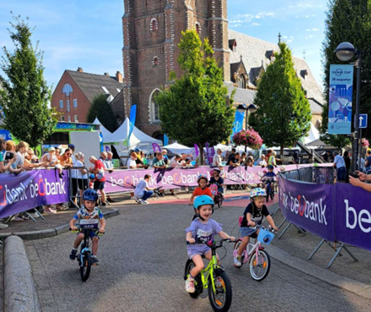 Kinderen fietsen op een parcours tijdens een Kids Tour fietsevent.
