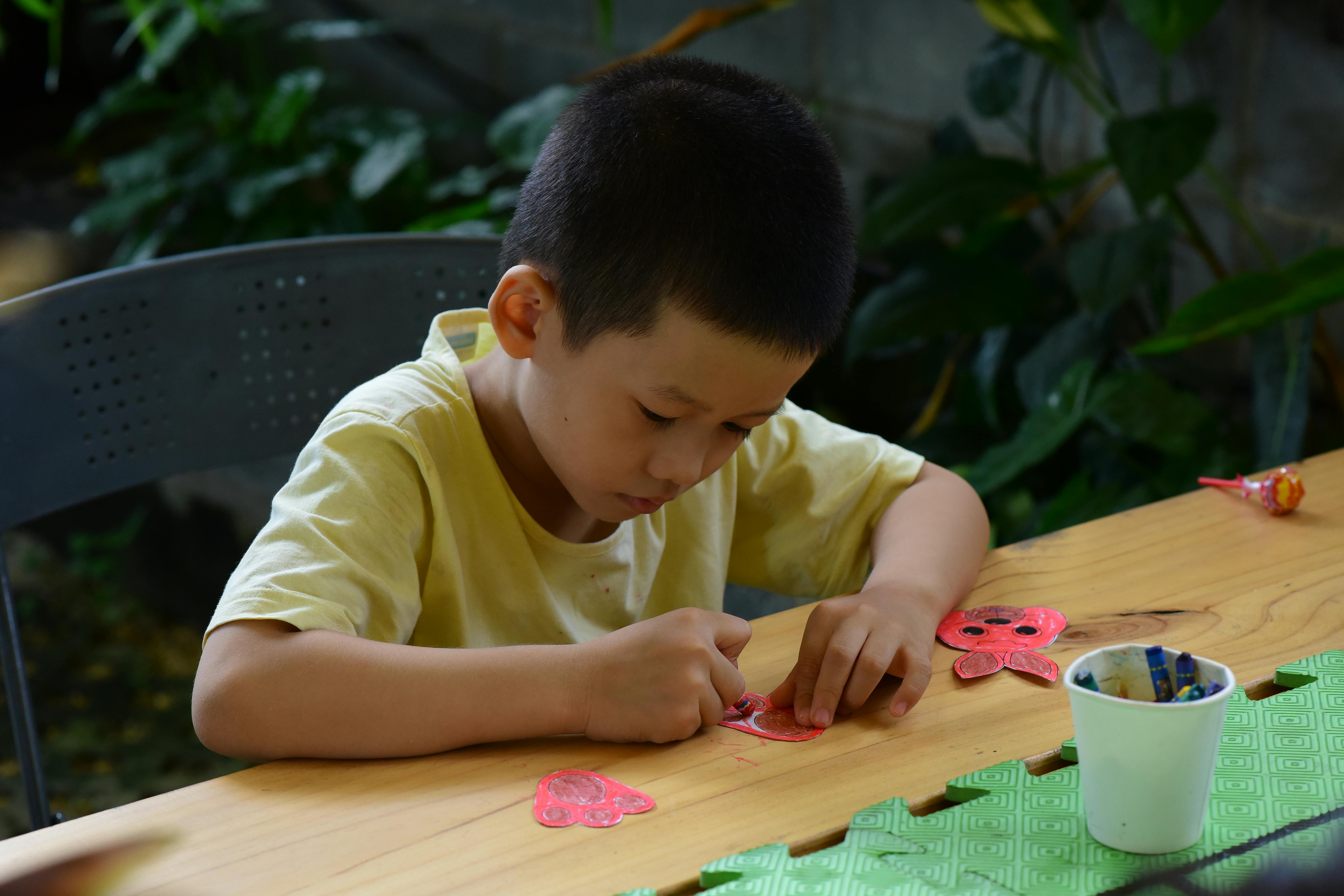 Kind creatieve knutselactiviteit