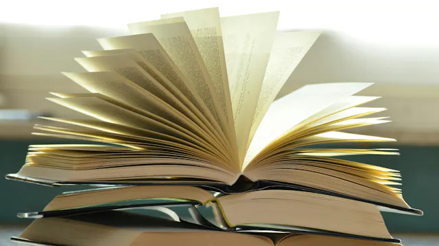 Op elkaar gestapelde boeken