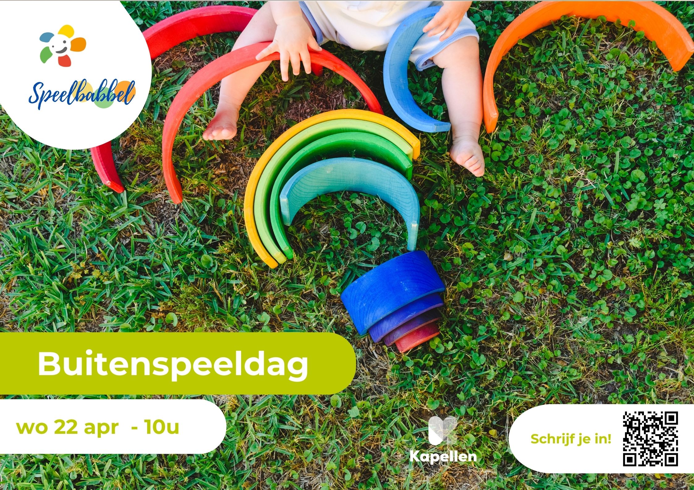 benen van een baby in gras met een speelboog speelgoedje