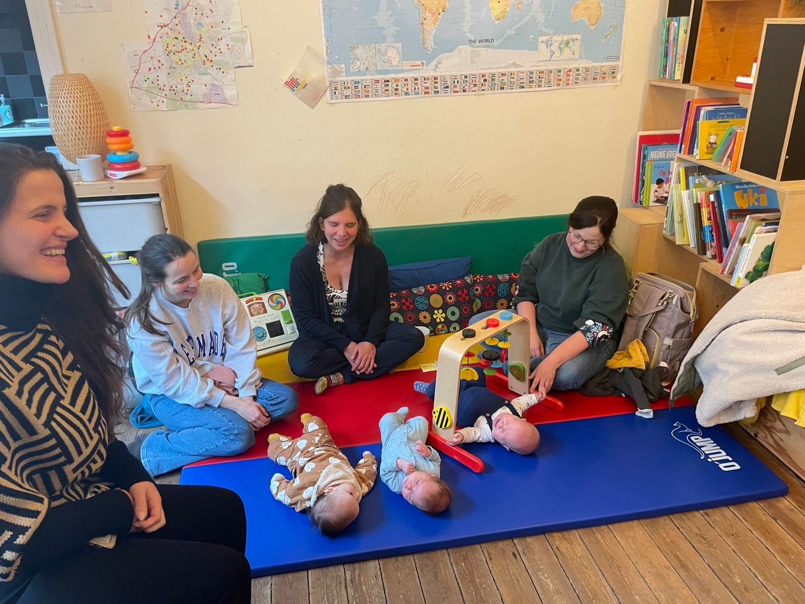 Mama's met baby's op de grond