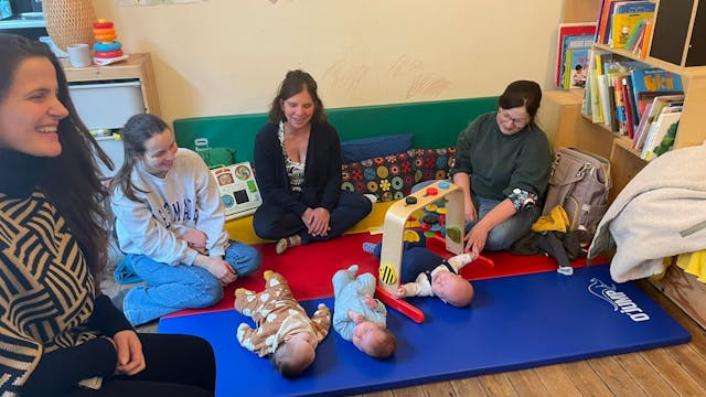 Mama's met baby's op de grond