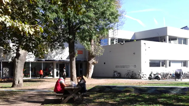 De Kringwinkel Open Plaats in het Pierkespark, Brugse Poort