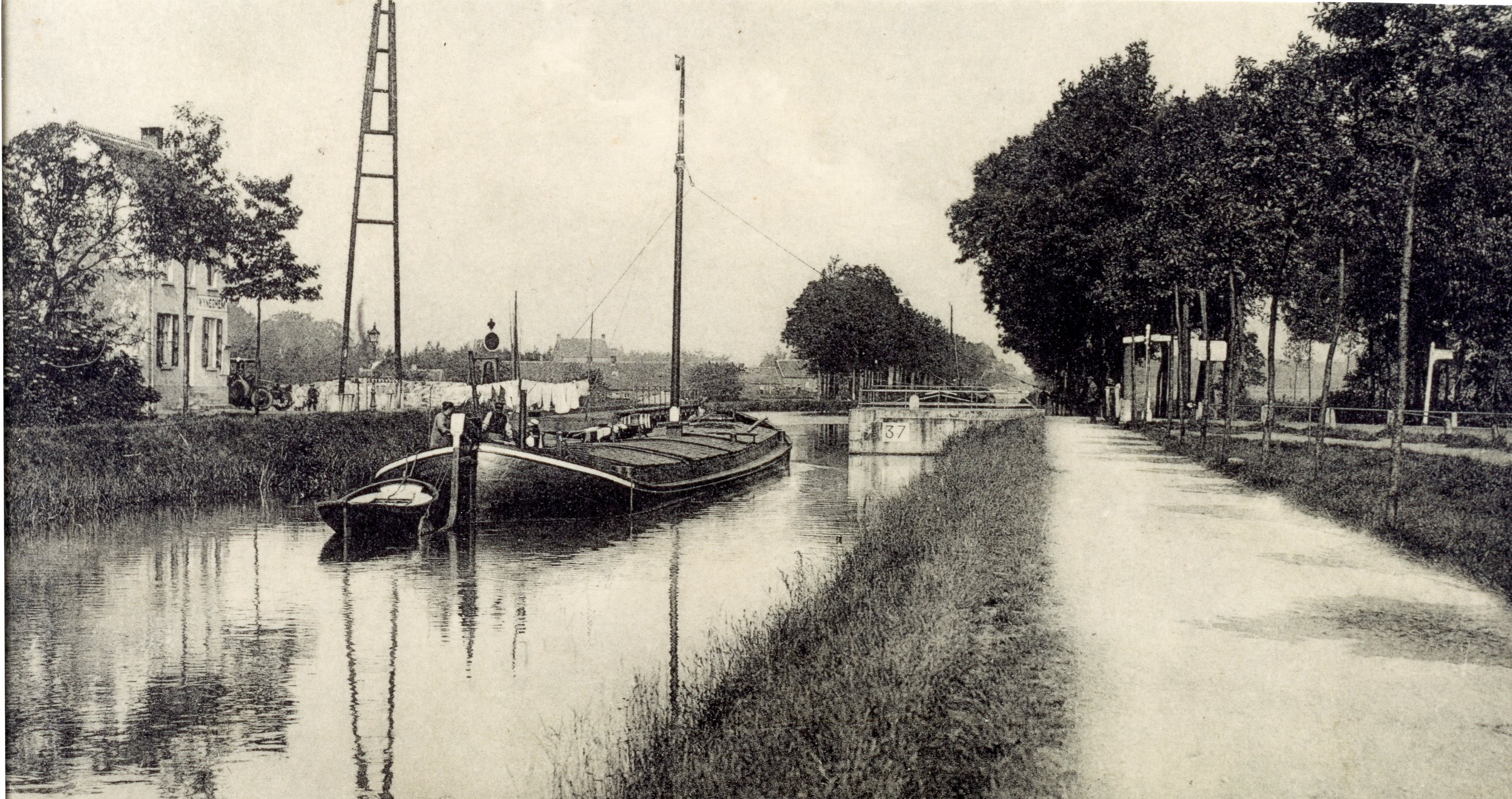 Draaibrug over het Kempisch Kanaal aan de Turnhoutsebaan in 1905. Rechts is er het jaagpad links zien we het huisje van de brugwachter. Daarachter is er de zwaaikom en in de verte herkennen we de kerktoren van Wijnegem.