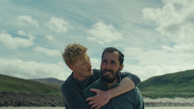 Chris en Lluis knuffelen elkaar in de Schotse Hooglanden.