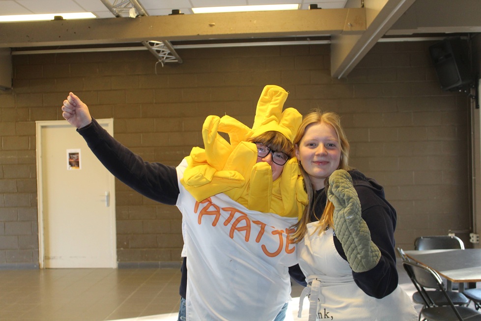 TREK JE SCHORT AAN EN STEEK JE HANDEN UIT DE MOUWEN, WANT DEZE WEEK STAAN WE ZELF ACHTER HET FORNUIS. WE SNIJDEN, MENGEN EN PROEVEN DE LEKKERSTE GERECHTJES. ELKE DAG EEN NIEUWE CULINAIRE UITDAGING! KLEURRIJKE HAPJES OF ZOETE VERRASSINGEN? WE KUNNEN HET! HET GEHEIME INGREDIËNT? DAT IS TEAMWERK, CREATIVITEIT EN EEN GOEDE DOSIS HUMOR. WIE VERDIENT DE TITEL VAN MASTERCHEF? 
