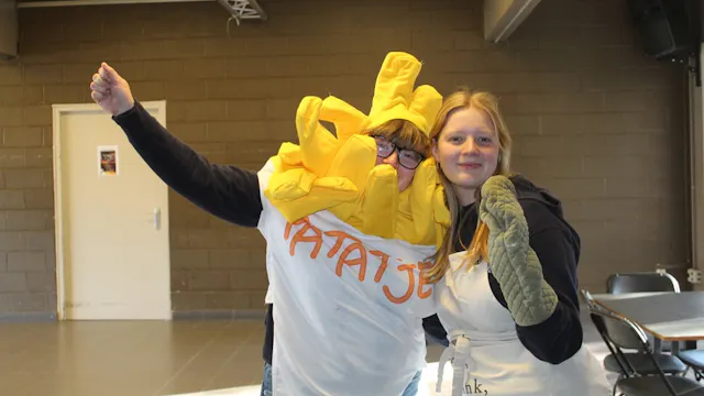 TREK JE SCHORT AAN EN STEEK JE HANDEN UIT DE MOUWEN, WANT DEZE WEEK STAAN WE ZELF ACHTER HET FORNUIS. WE SNIJDEN, MENGEN EN PROEVEN DE LEKKERSTE GERECHTJES. ELKE DAG EEN NIEUWE CULINAIRE UITDAGING! KLEURRIJKE HAPJES OF ZOETE VERRASSINGEN? WE KUNNEN HET! HET GEHEIME INGREDIËNT? DAT IS TEAMWERK, CREATIVITEIT EN EEN GOEDE DOSIS HUMOR. WIE VERDIENT DE TITEL VAN MASTERCHEF?