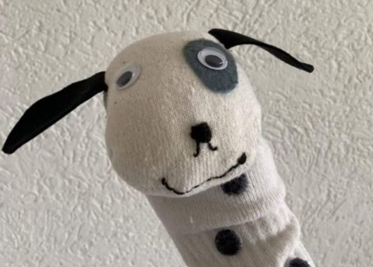 Een zelf geknutselde "sokpop" - een hondje.