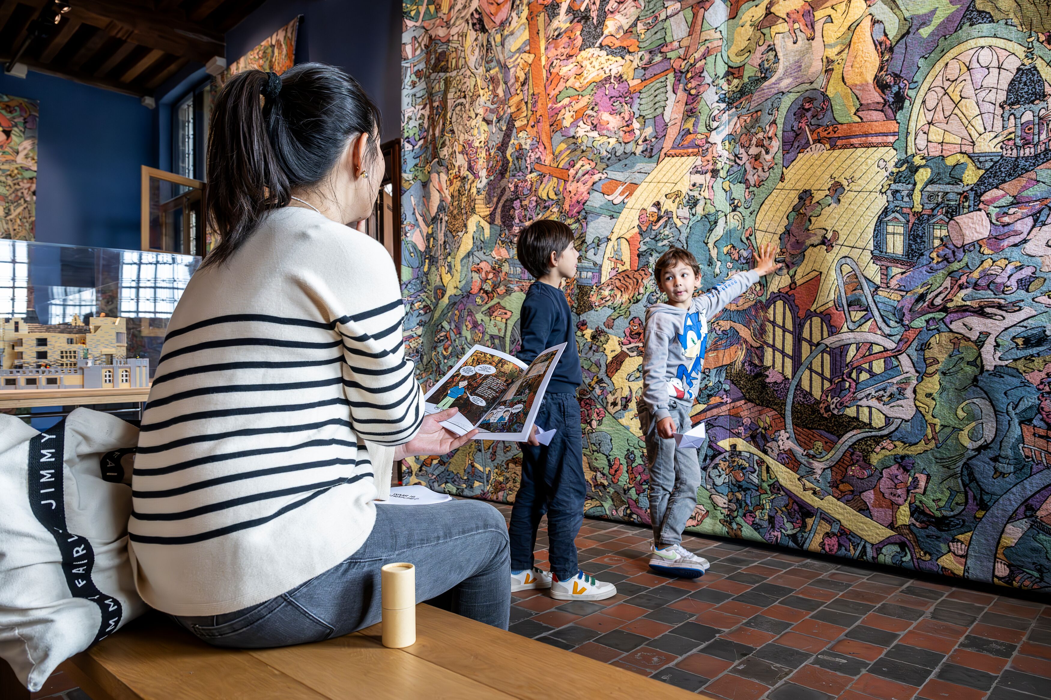 Familie op speurtocht door Het Steen