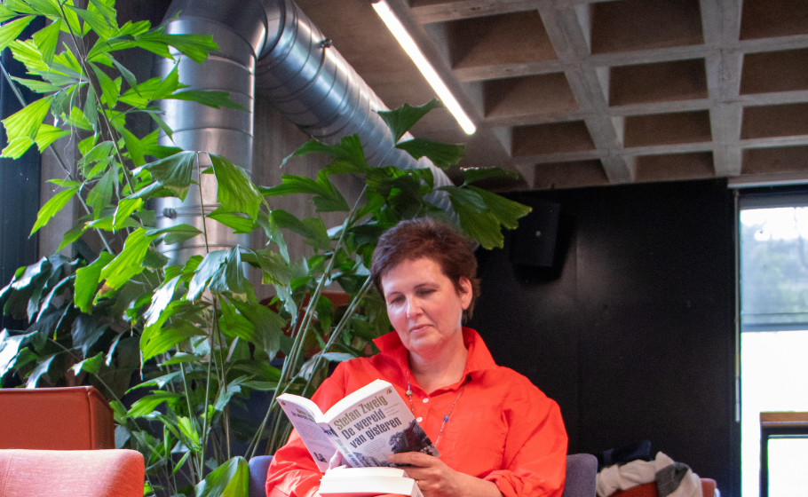 Decaan Liesbet Heyvaert aan het lezen in het Erasmushuis
