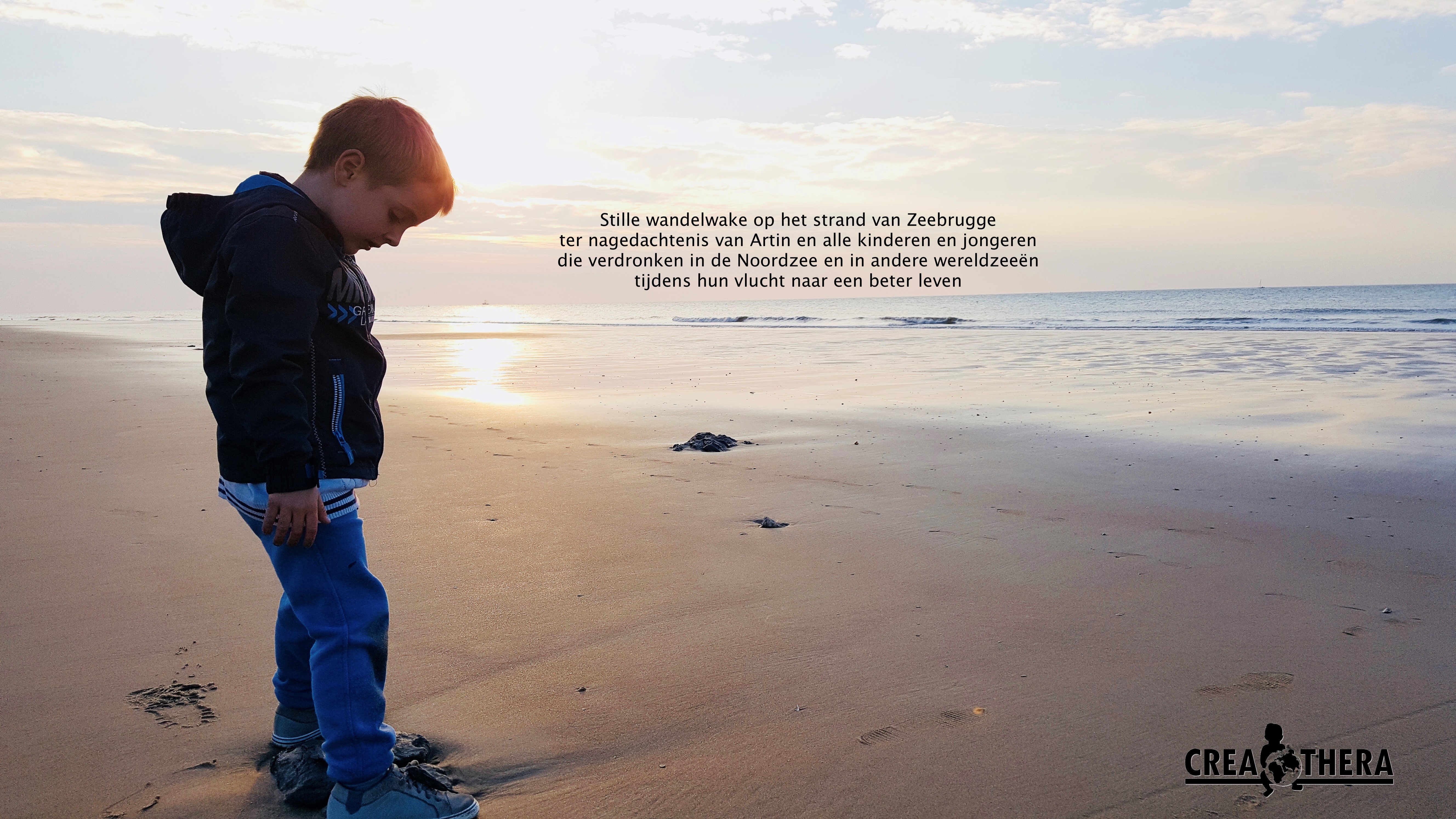 Stille wandelwake op het strand van Zeebrugge ter nagedachtenis van Artin en alle mensen die verdronken in de Noordzee, de Middellandse Zee en in andere wereldzeeën tijdens hun vlucht naar een beter leven