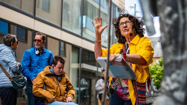 Enthousiaste gids tijdens de audiodescriptietour op Beeldig Lommel