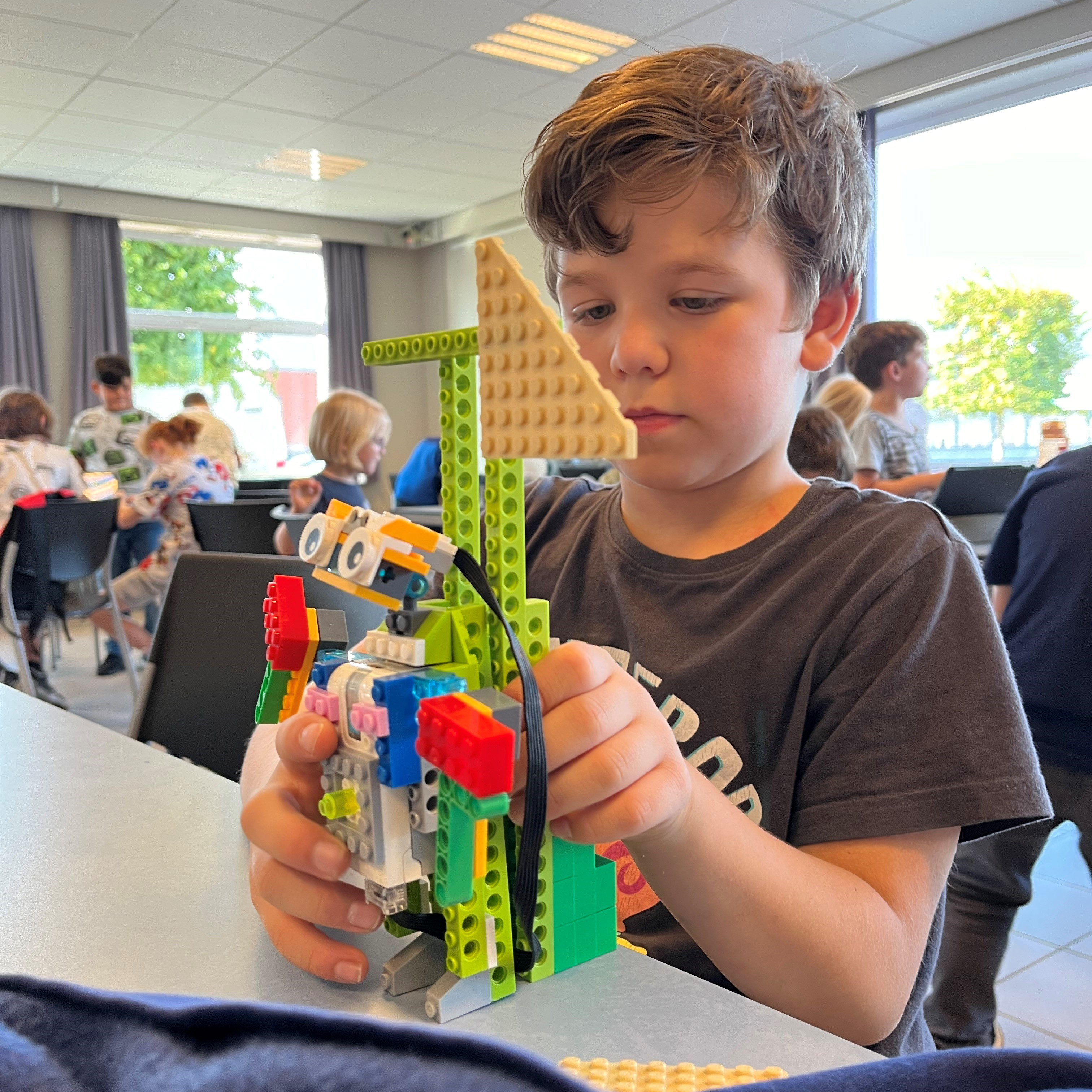 jongen bouwt Lego