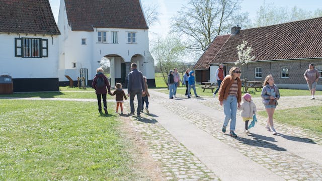 Bezoekers van de Huysmanhoeve met op de achtergrond het historische Poortgebouw