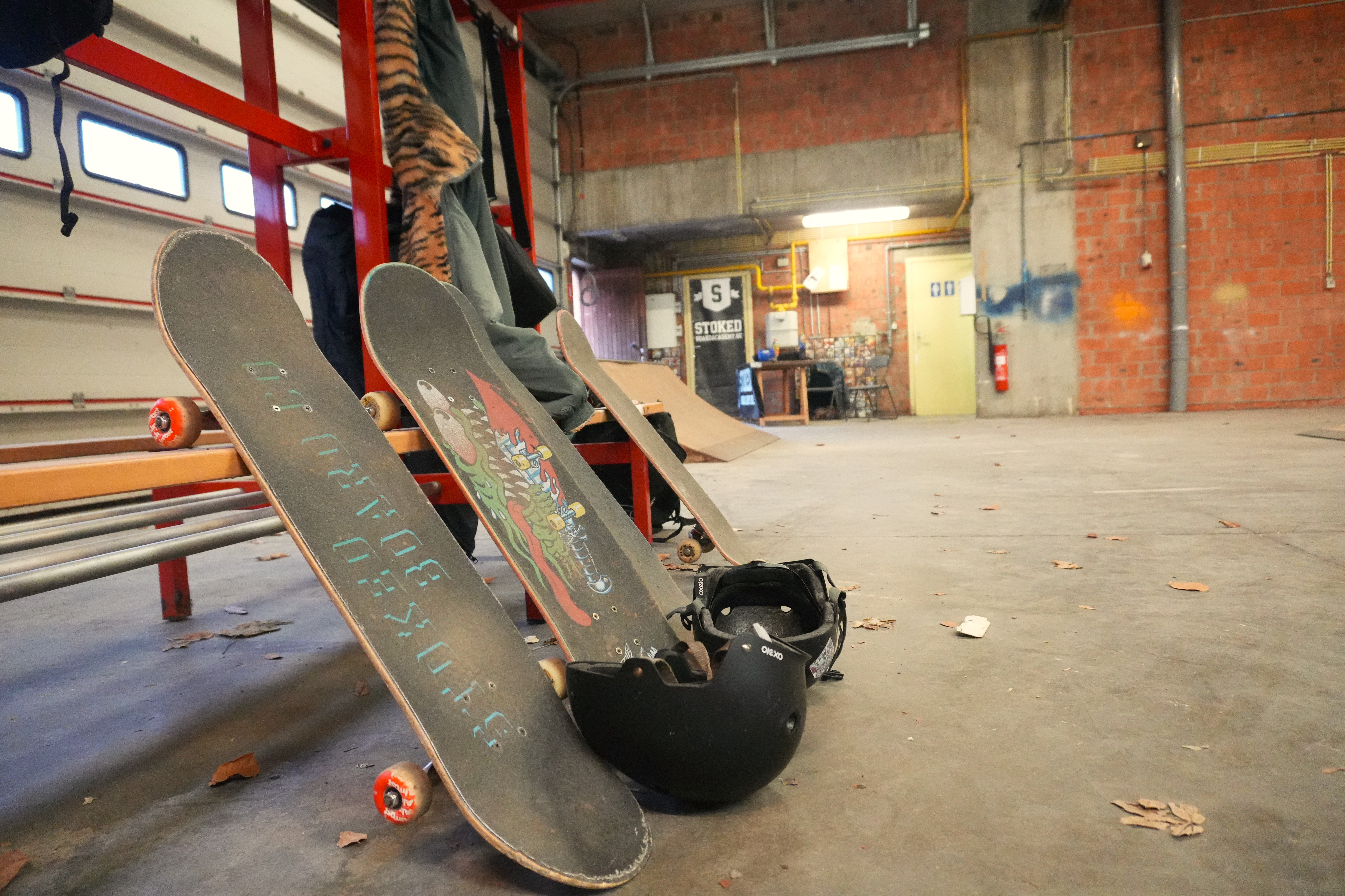 Skateboards en helmen in het pop-up indoor skatepark in de oude brandweerkazerne van Dilbeek