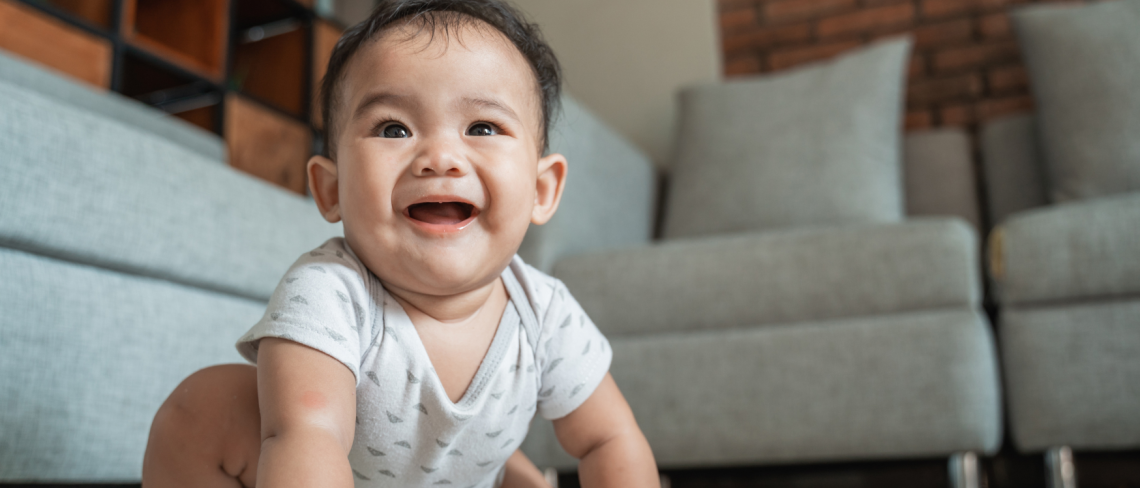 kruipende en lachende baby