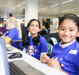 meisjes die aan het programmeren zijn