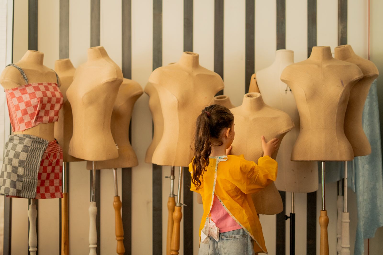 Een kind neemt een paspop vast