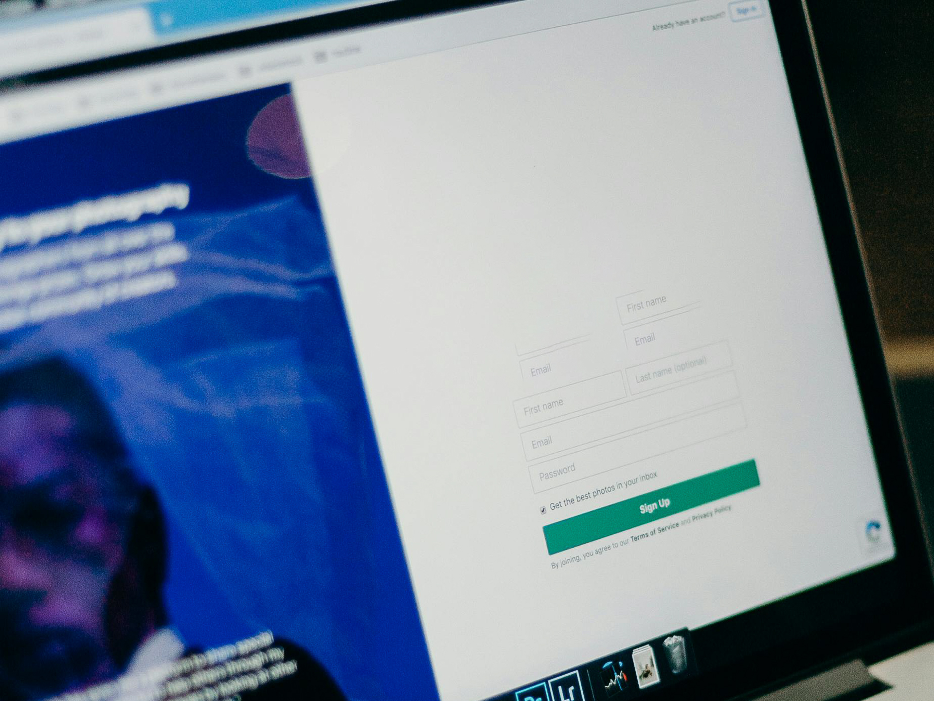 Vaag beeld van een login-scherm op een laptop waar je naam, email en wachtwoord kan invullen