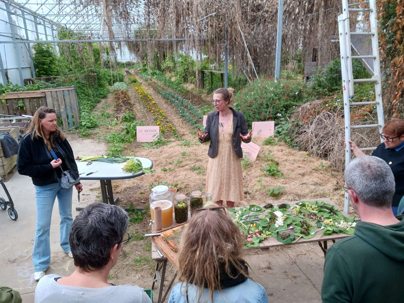 Aleksandra van Compliments of Nature in de serre