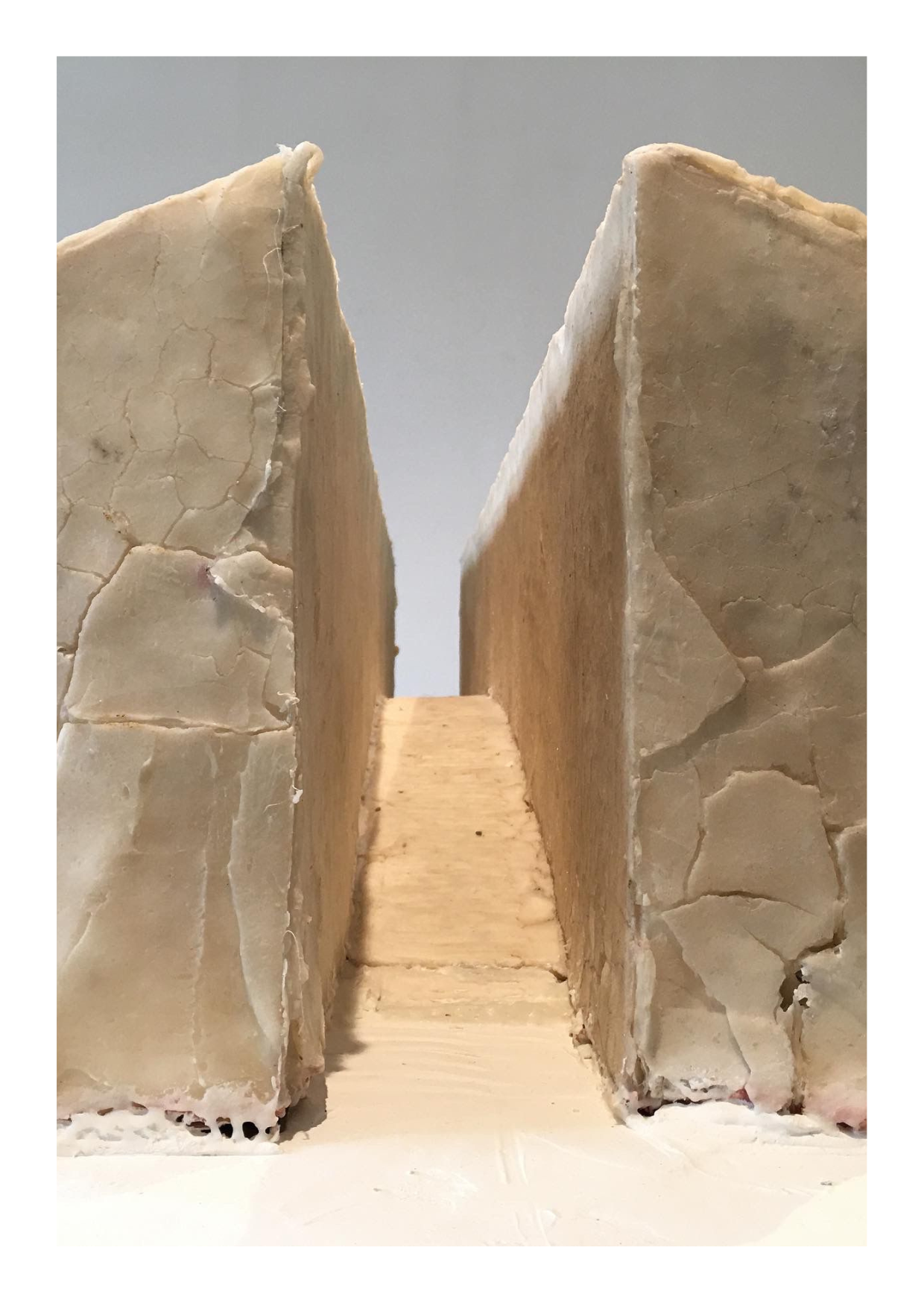 Negen kunstenaars brengen een tentoonstelling met keramiek, sculptuur, schilderkunst en videowerk, in een sociaal-artistieke context waar ontmoeting en verstilling centraal staan.