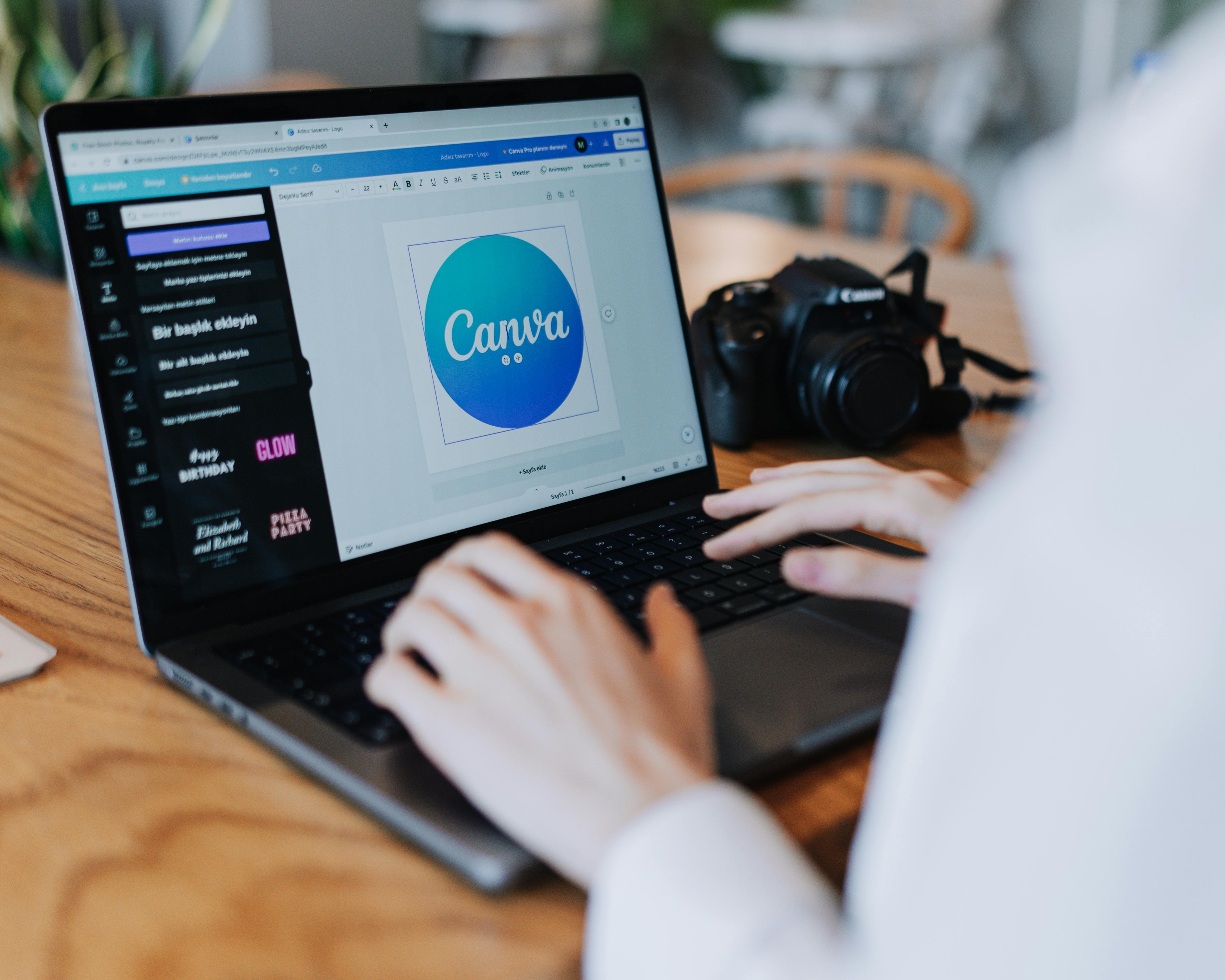 Persoon gebruikt Canva op een laptop