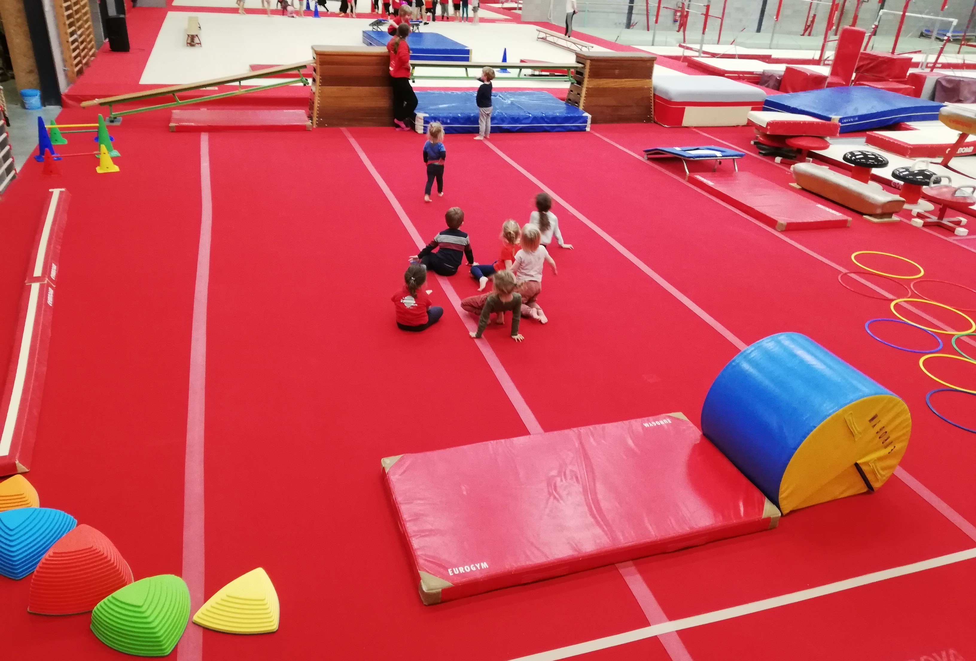 Klimmen, kruipen en springen op de omloop.