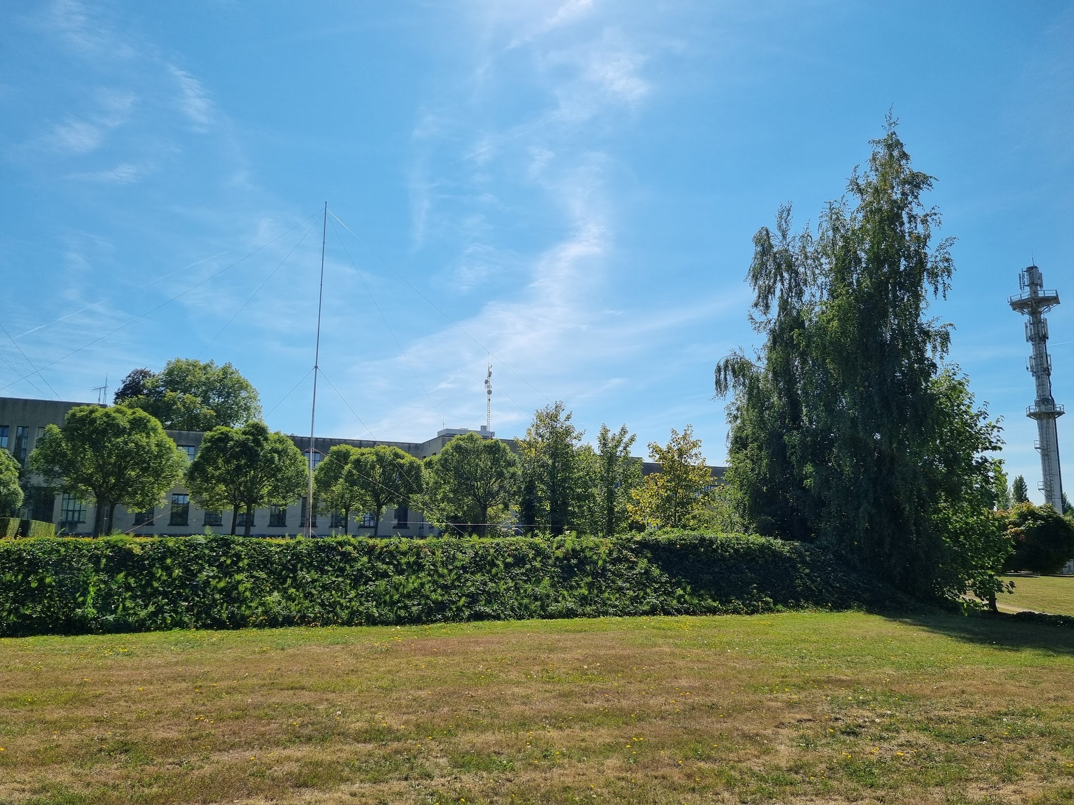 Veldag antenne met op de achtergrond de vaste installaties