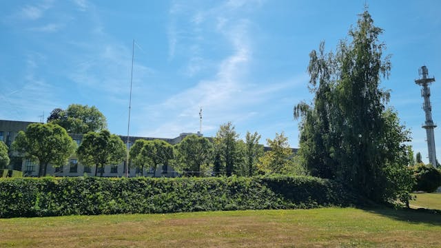 Veldag antenne met op de achtergrond de vaste installaties