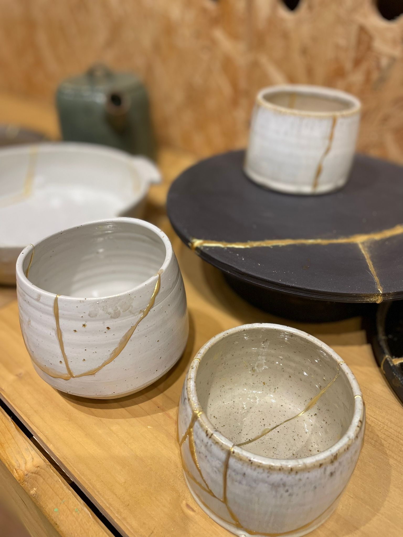 Allerlei keramiek hersteld met de kintsugi-techniek