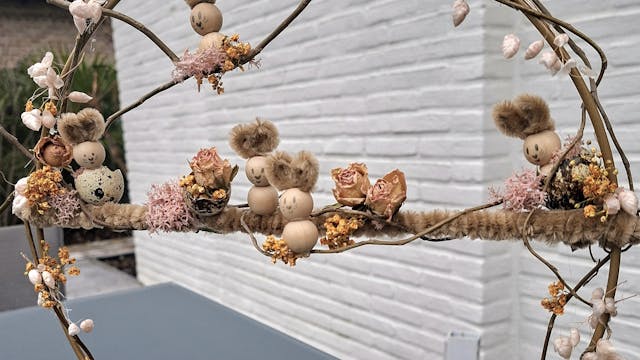 Stap voor stap je bloemstukje maken onder professionele begeleiding van floriste CreVatief Valerie. Alle materialen en drankje inbegrepen🐰🐣