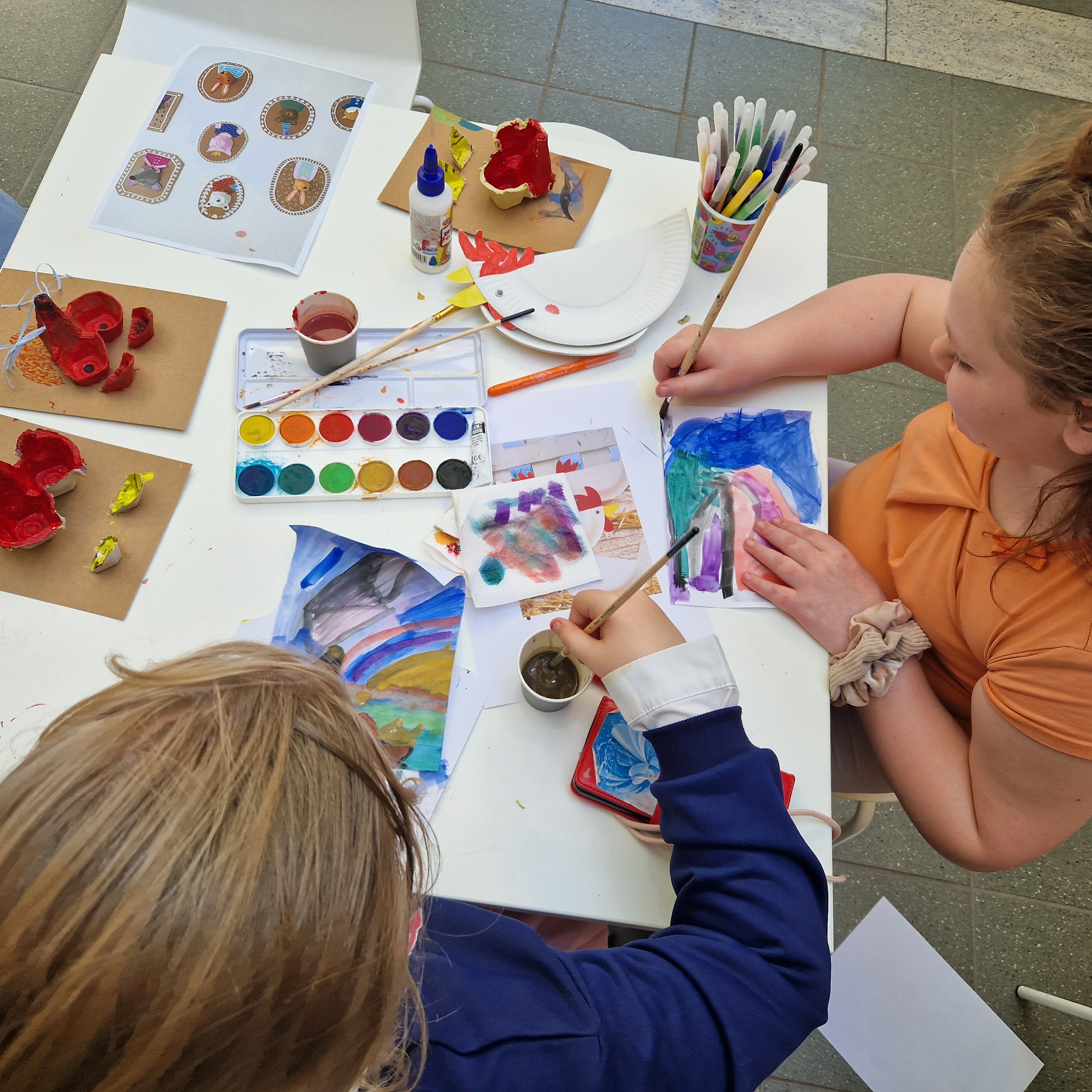 Kinderen verven en knutselen