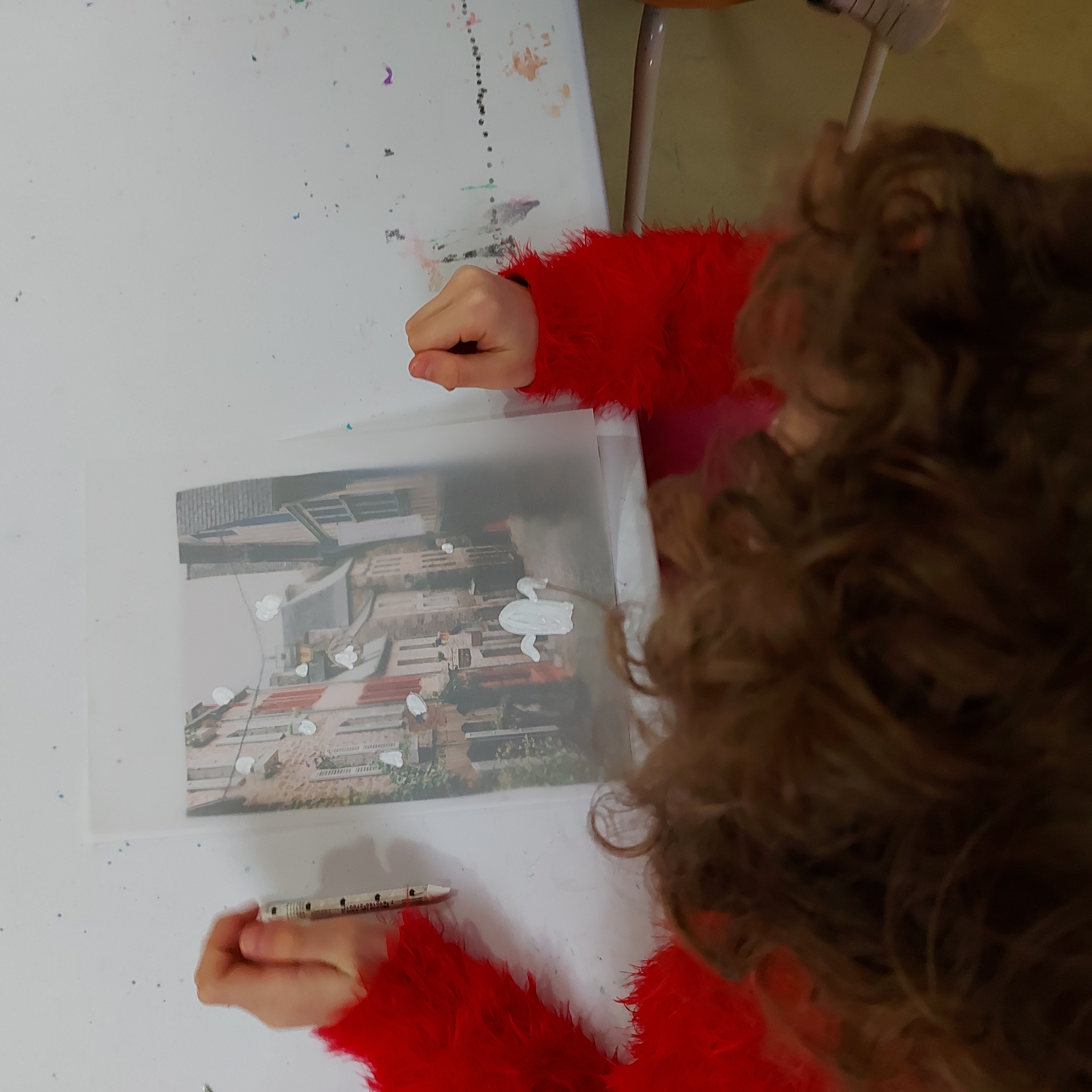 Meisje creatief bezig