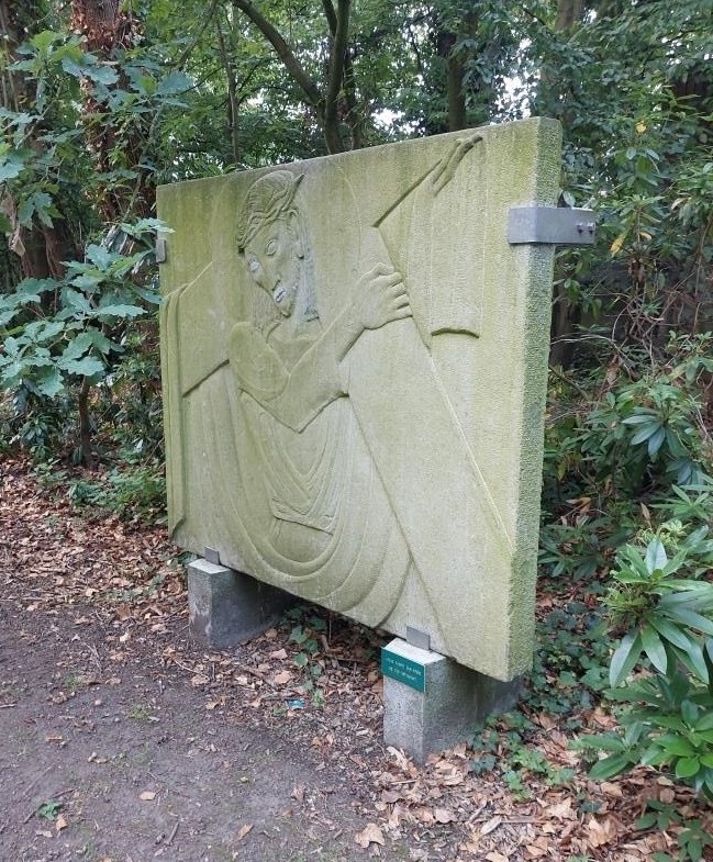 Halte van de kruisweg van Herman De Cuyper in Hof ter Zielbeek in Ruisbroek