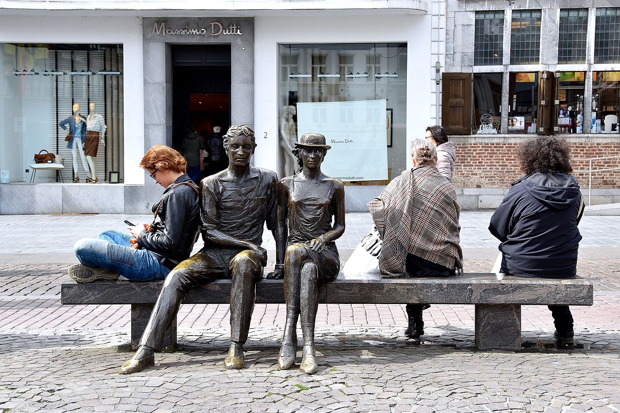 Beeld op de grote markt van Hasselt van van Marc Cox