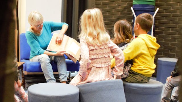 voorleesmoment in de bib