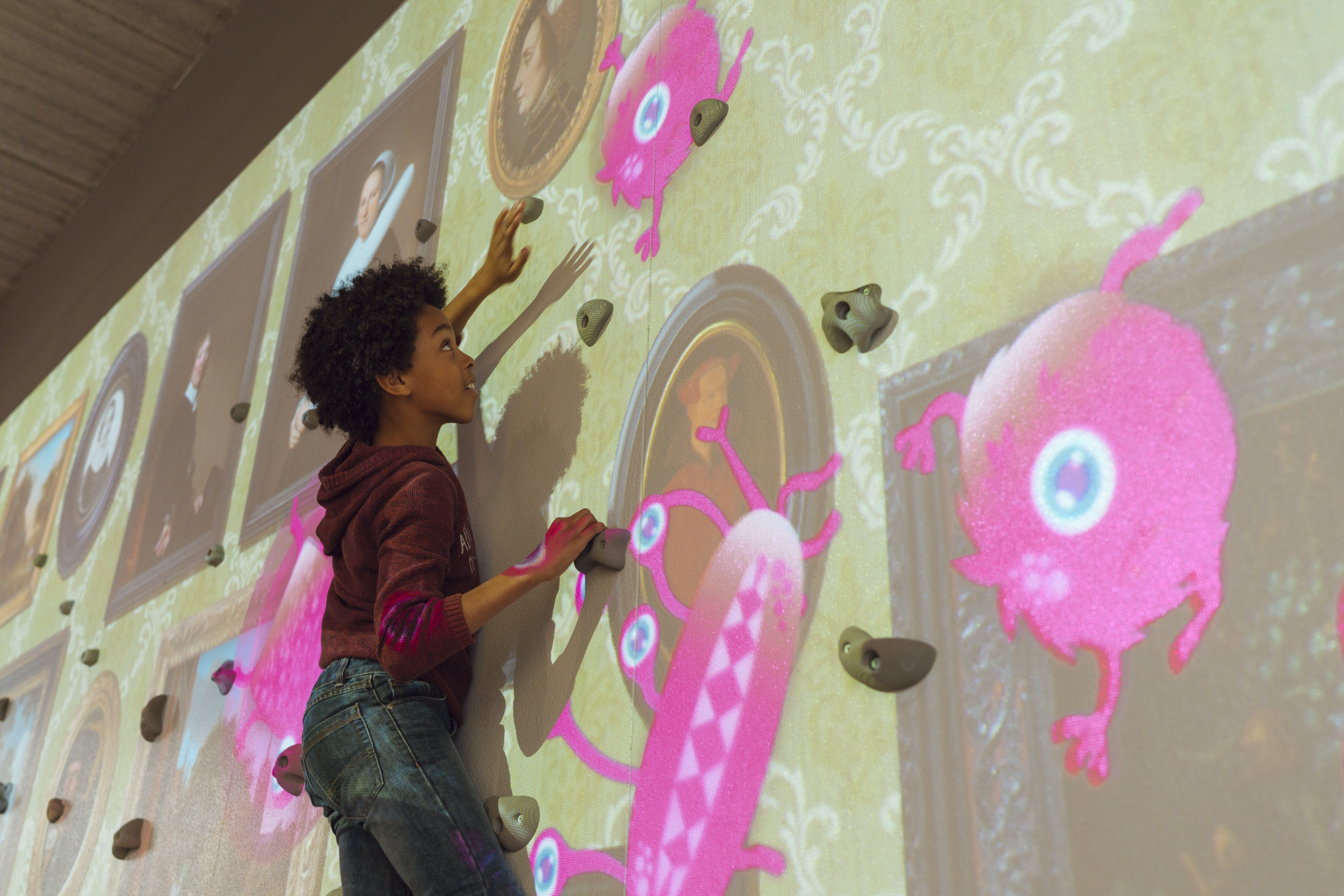 jongen op klimmuur in Technopolis