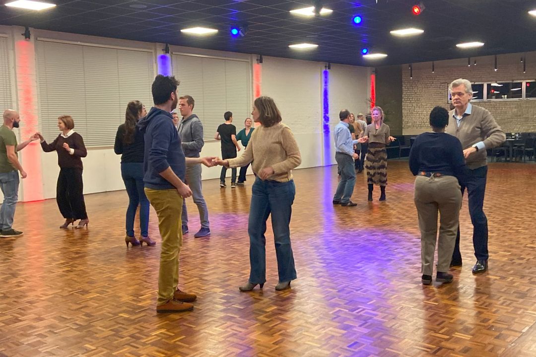 Danscursus - Algemene dansen gevorderden - groep krijgt uitleg Jive 3x2.jpg