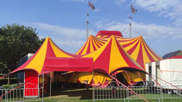 Circus Tetam ontvangt jou in de 22 meter grote circustent, waar je de heerlijke geur van vers gebrande popcorn tegemoet komt.