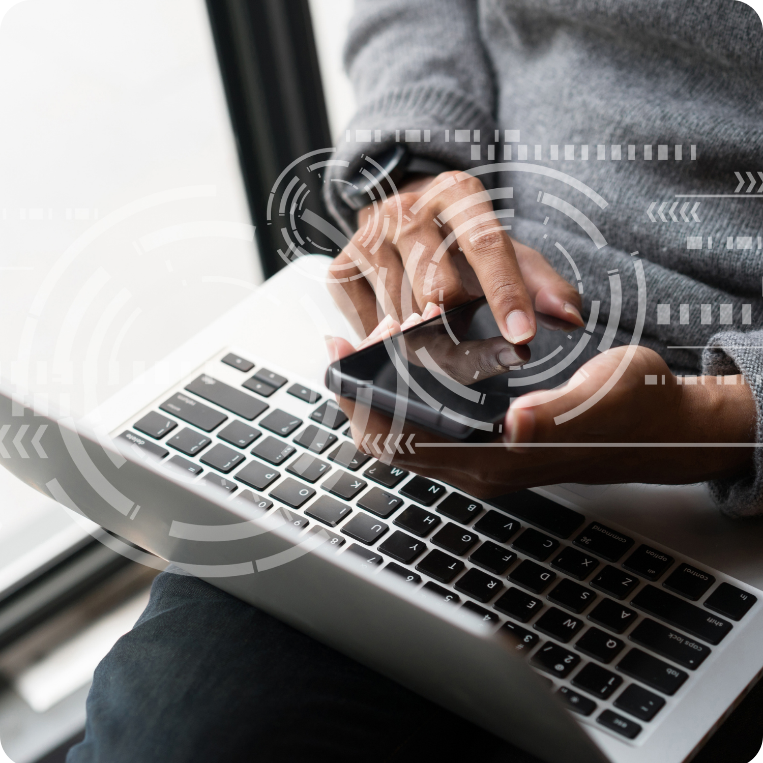 Man met laptop en smartphone