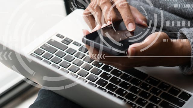 Man met laptop en smartphone