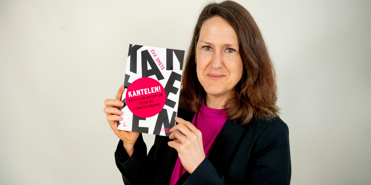 Eva Smets met boek 'Kantelen'