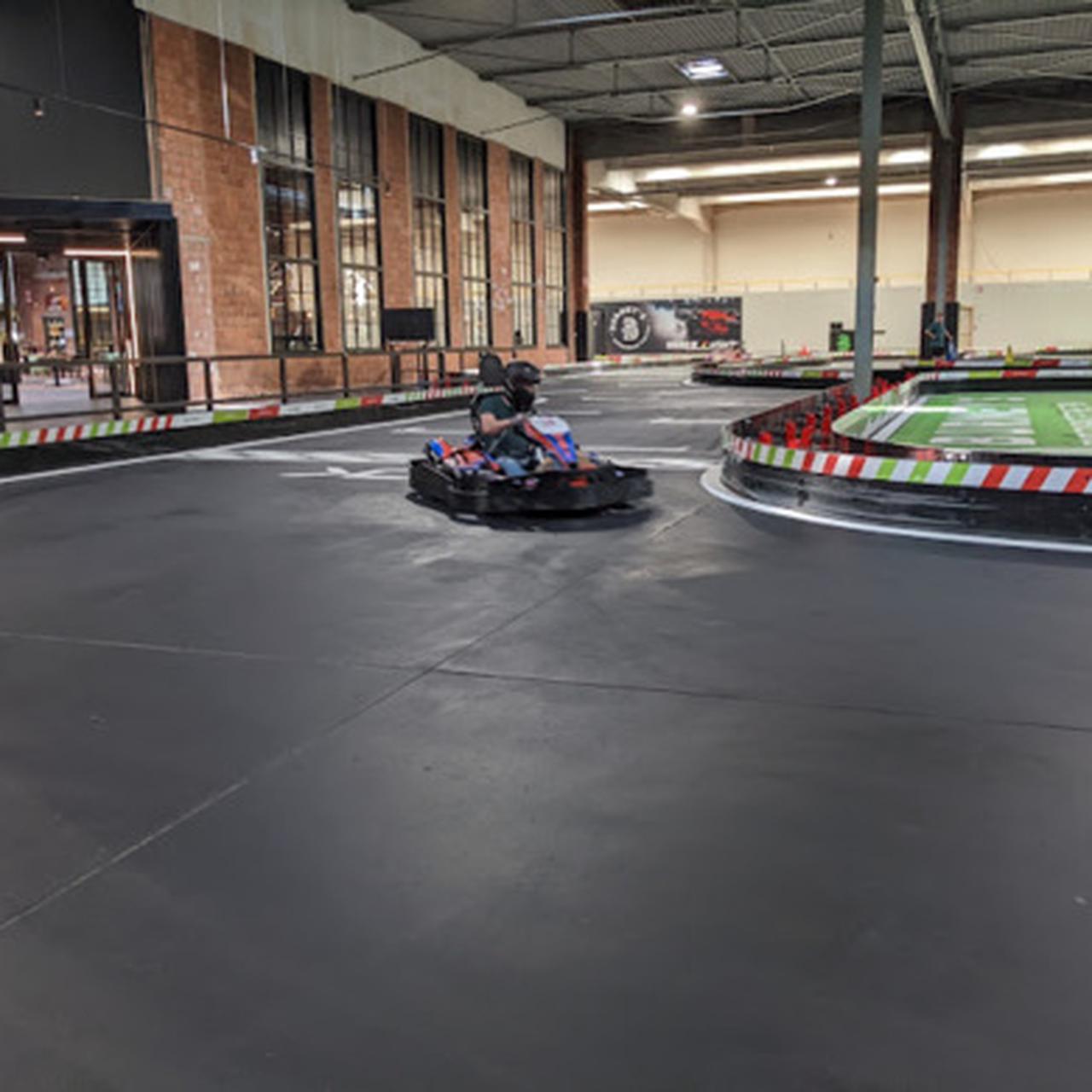 Marie-Jo go(es) karting!