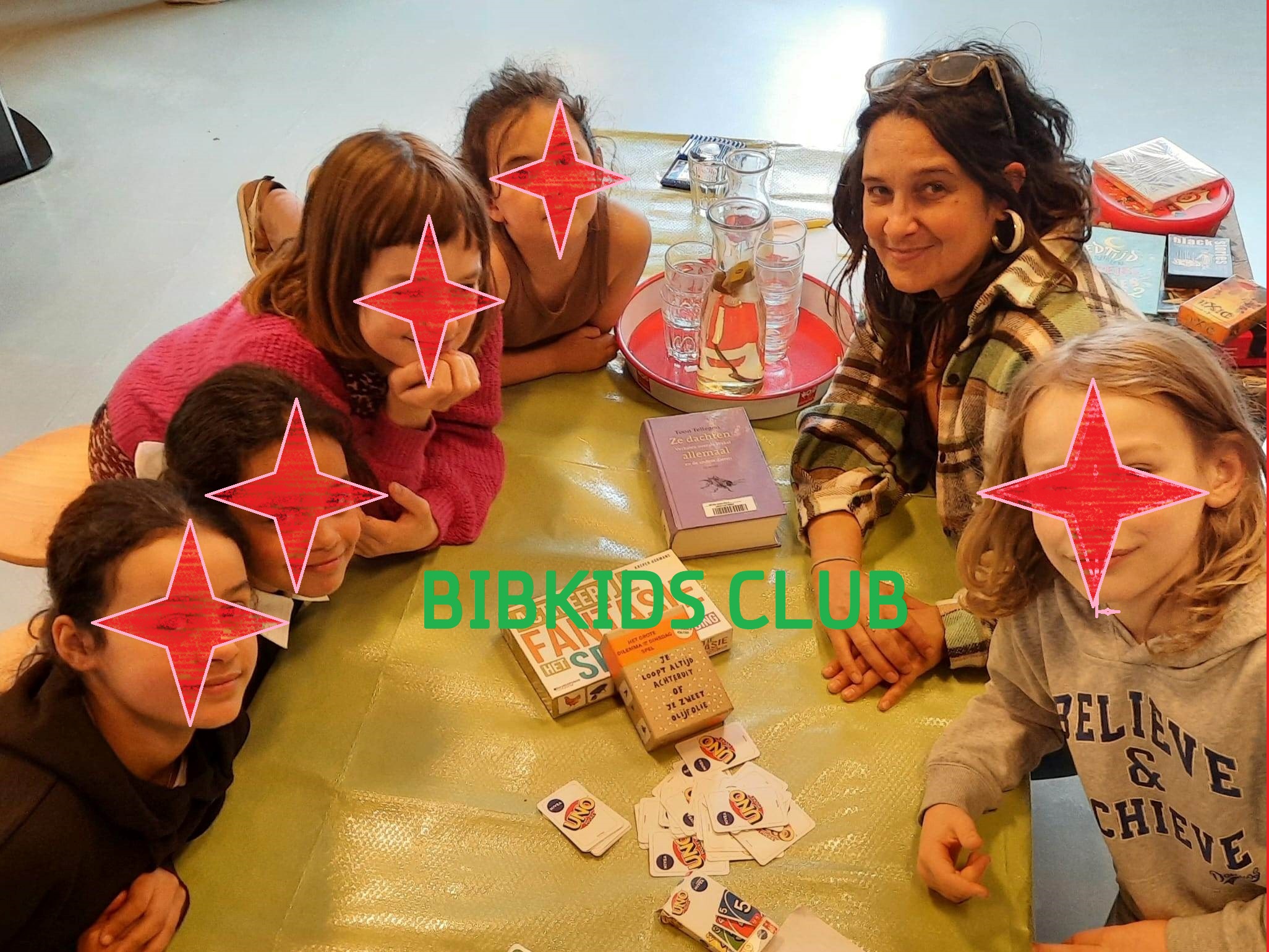 Een groep tieners aan een tafel in de bib