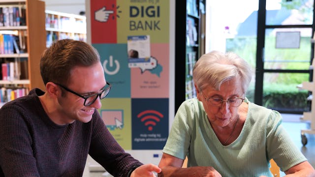 Digihelper met mevrouw