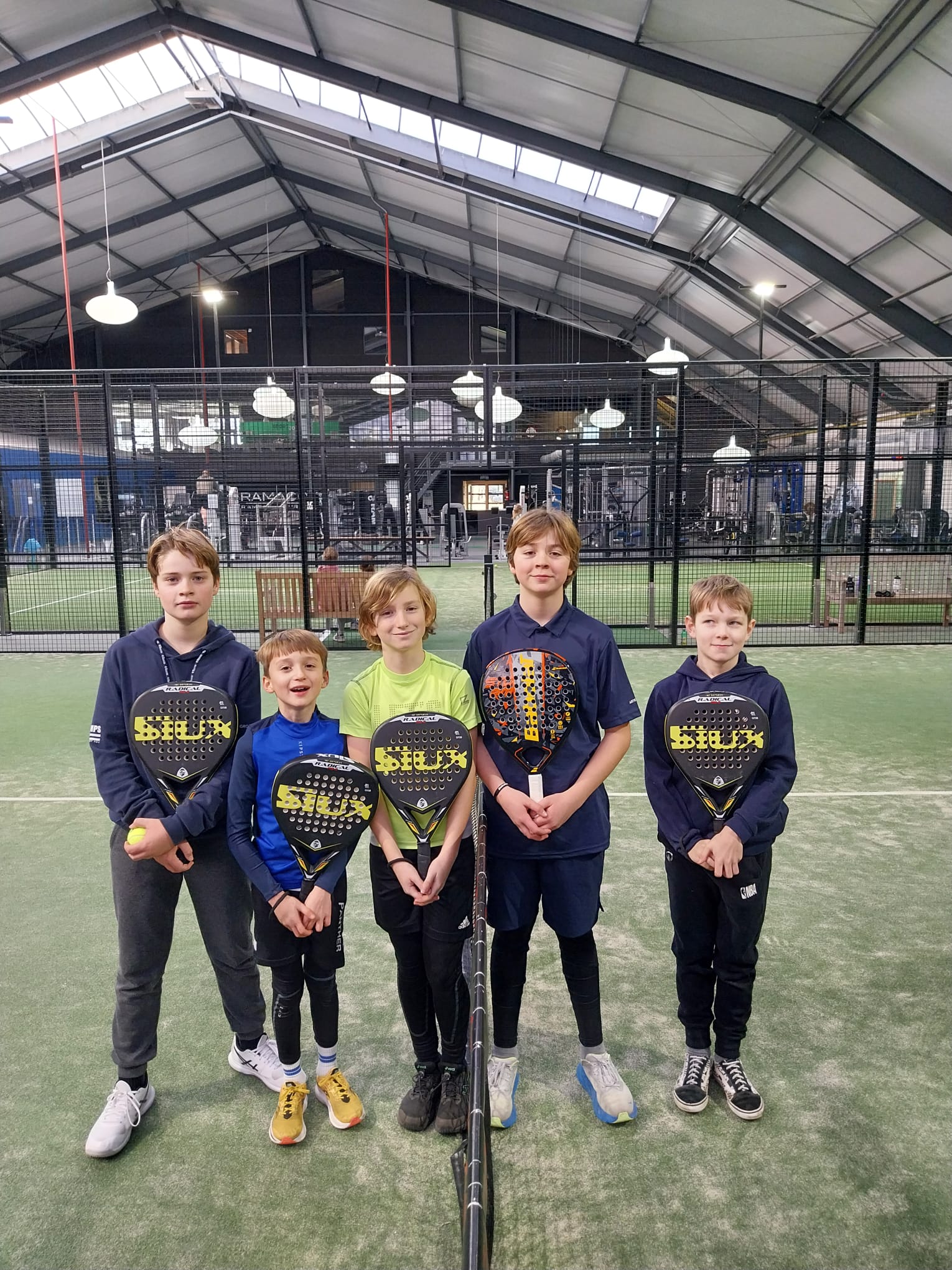 KINDEREN MET PADEL RACKET